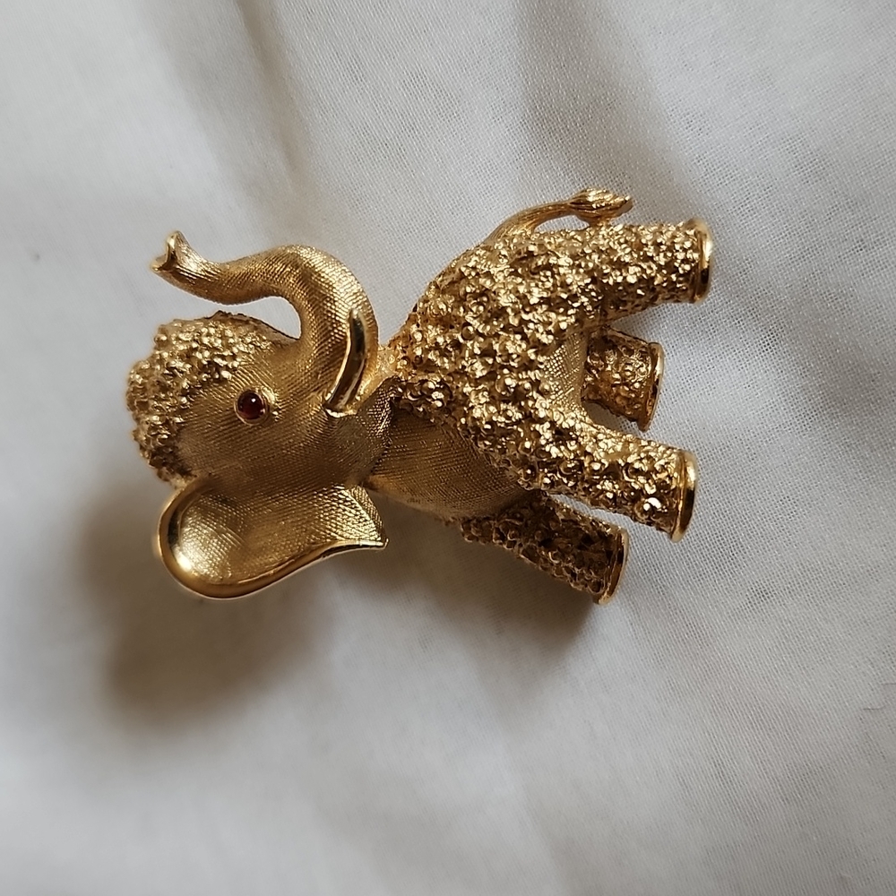 NICE VINTAGE CROWN TRIFARI ELEPHANT PIN